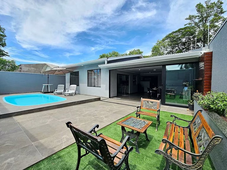 Linda casa com piscina prox. Centro