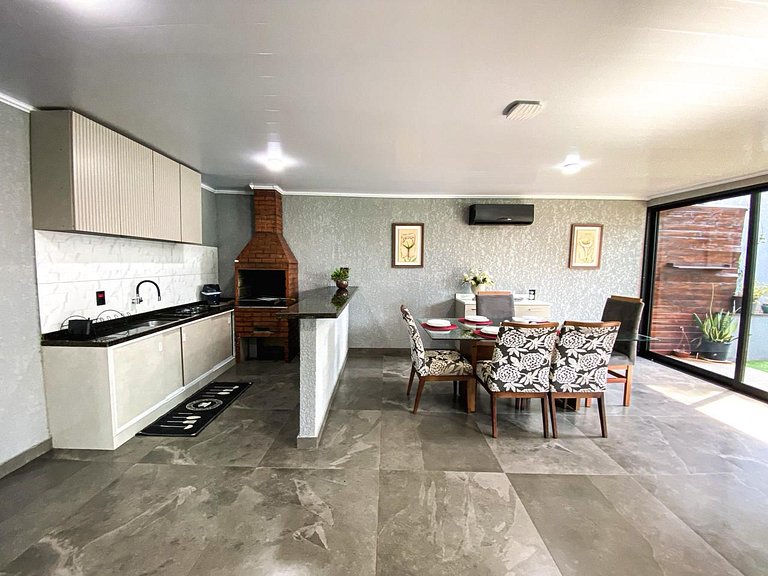 Linda casa com piscina prox. Centro